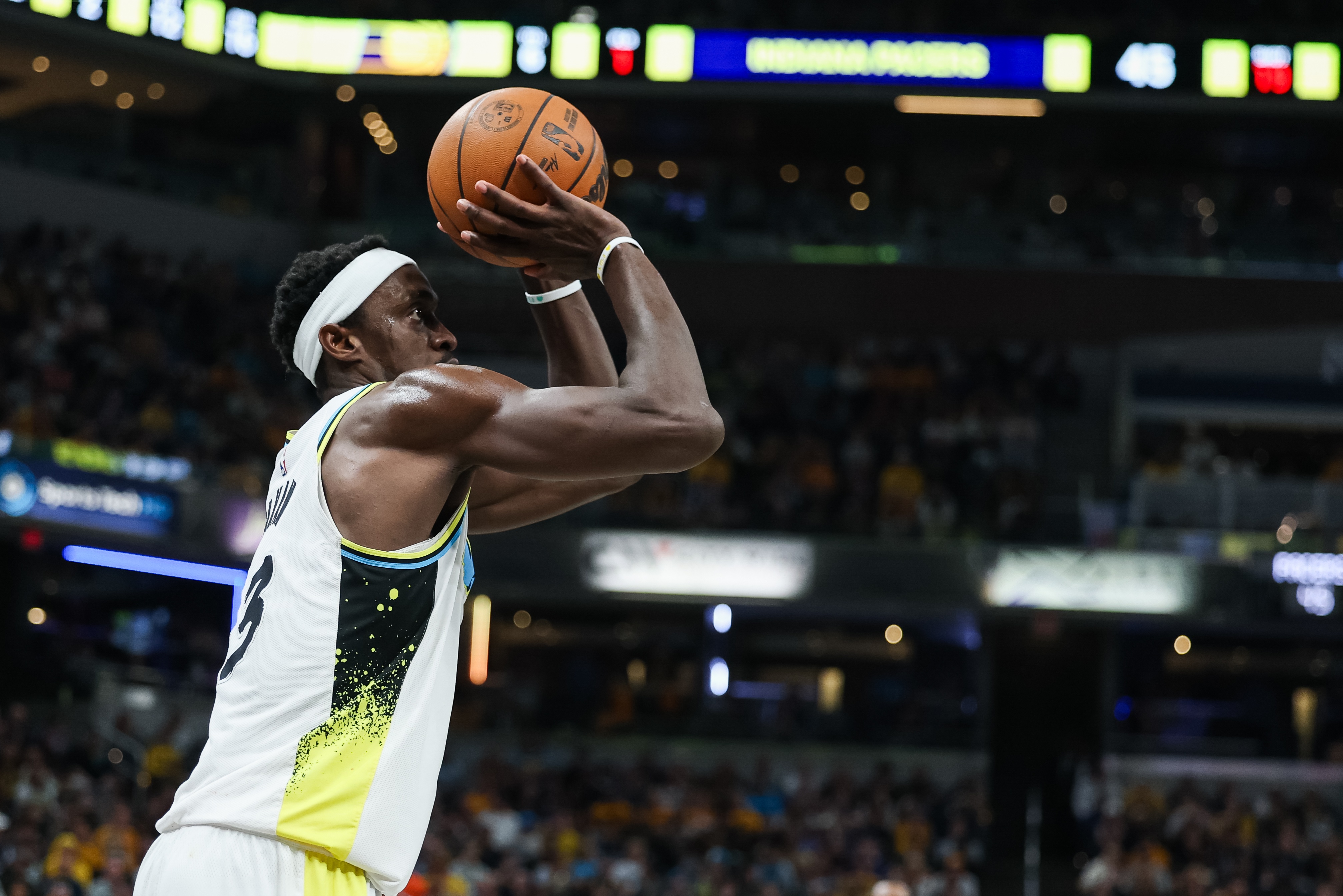 猛龙客场不敌活塞,西亚卡姆表现出色 猛龙客场不敌活塞,西亚卡姆表现出色