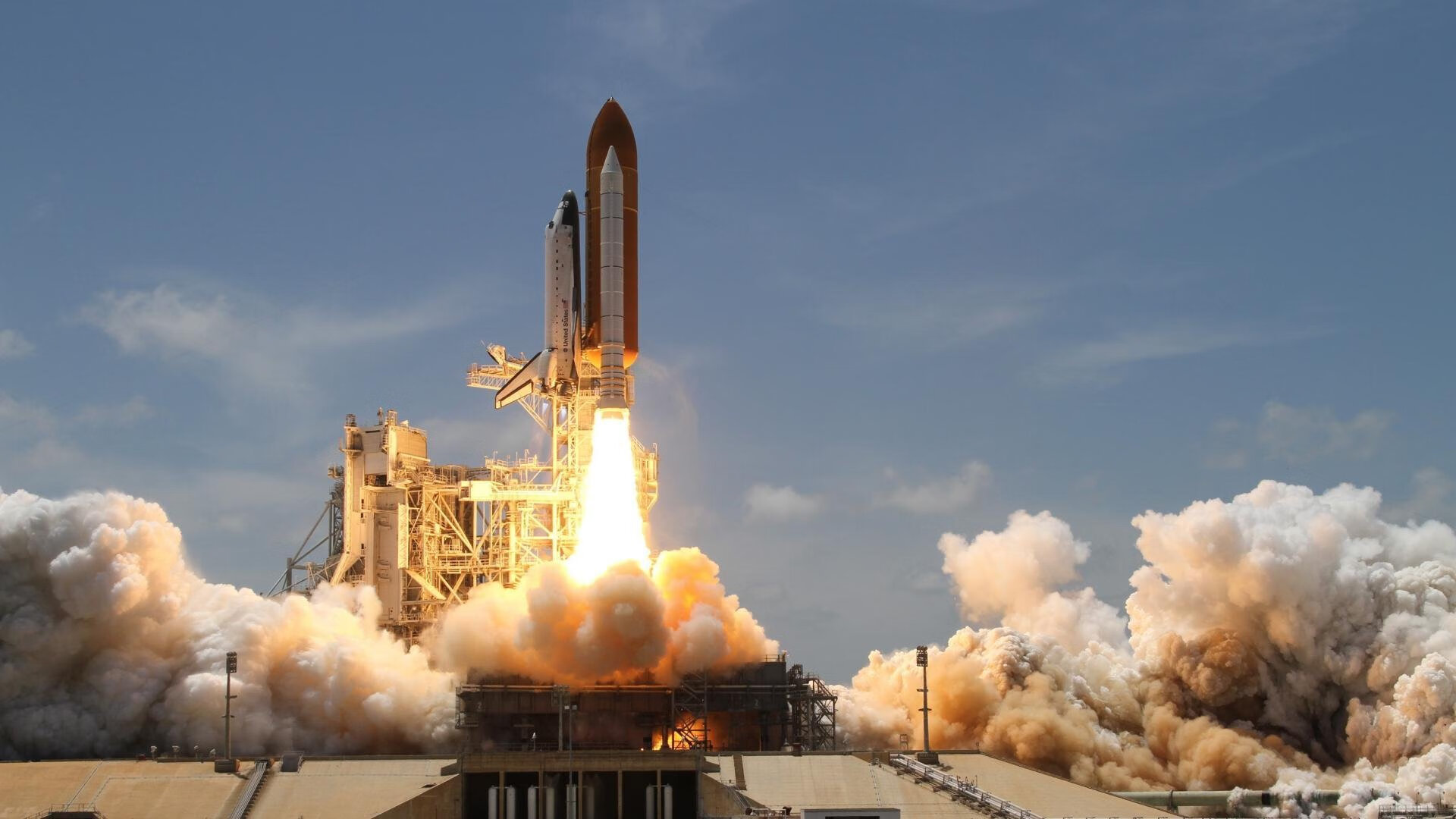 平行时空的巅峰对决，当篮网压制新疆，库里在F1赛道接管比赛